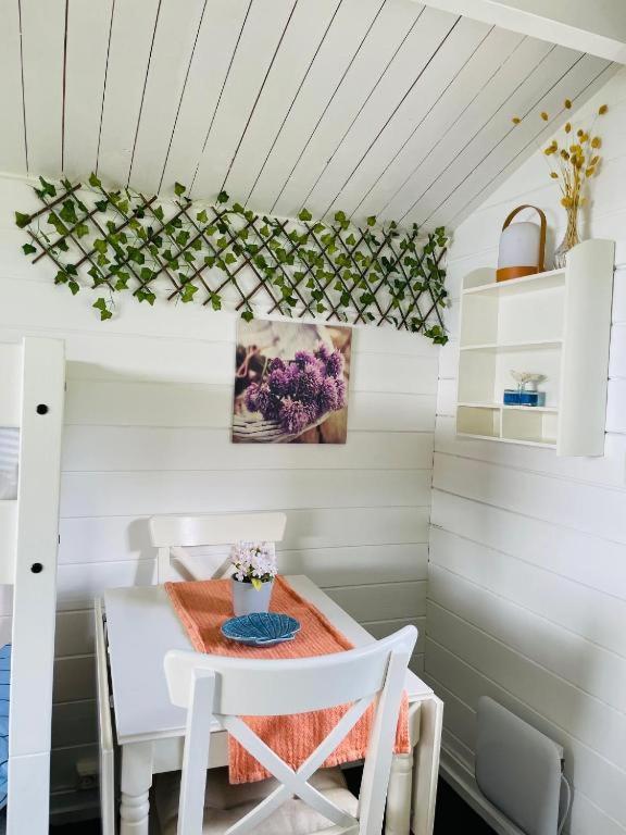 Nice Apartment With1 Bedroom Separate Living Room With A Sofa Bed And A Tiny Kitchen A Bathroom Located In Nordstrand Near By The Sea For 3 Guests With A Garden And Grill 5 Extra Guests With Extra Cost In The Cabin With Sea View Just Outside The Apar Oslo Exterior foto